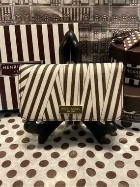 Henri Bendel Disturbed Pattern Phone Wallet EUC